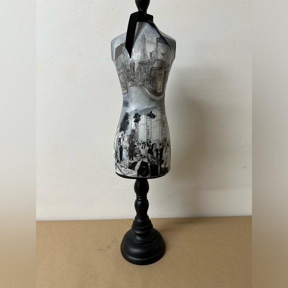 Small hand painted mannequin - Picture 2 of 7